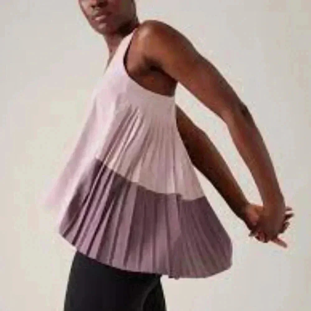 Athleta Swing Forward Pleated Tank Top Size Large NWT